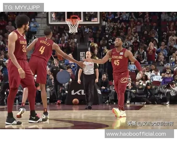 老队友重聚骑士公牛赛前米切尔阿伦与奥科罗亲切交流回忆往昔